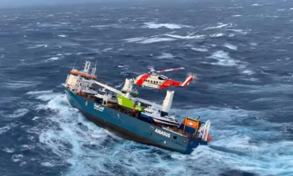 Νορβηγία: Πλοίο κινδυνεύει να βυθιστεί (βίντεο)